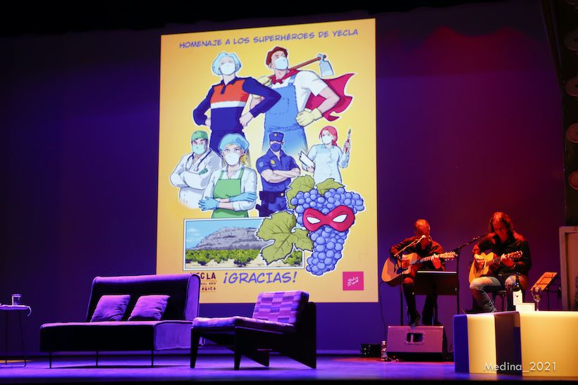 X Gala Enoturista RVY - Escenario con el cartel de Salva Espín por los superhéroes de la pandemia